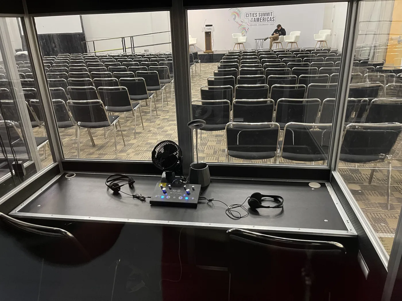 Intérpretes trabajando en una cabina de interpretación de conferencias