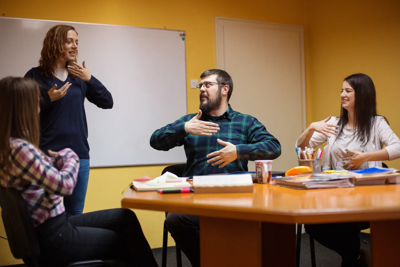 Un intérprete de ASL interpretando en lengua de señas durante una reunión