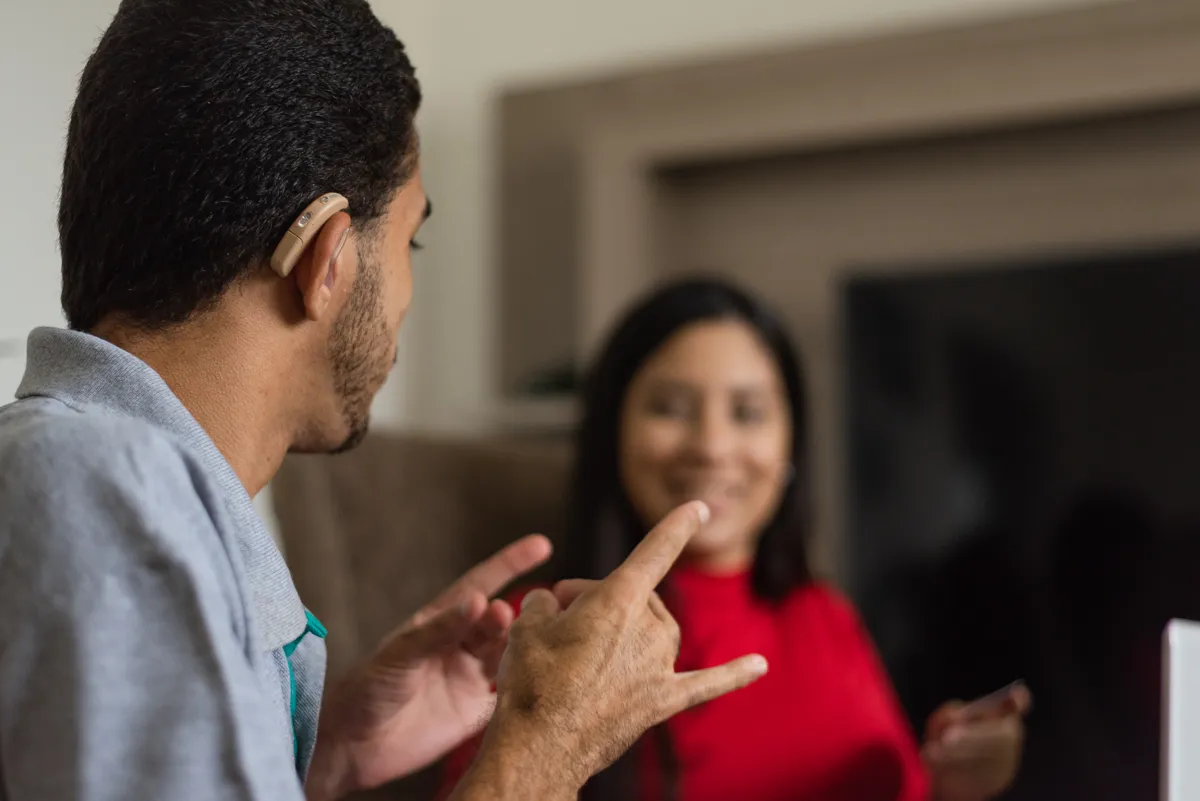 Dos personas conversan en lengua de señas americana