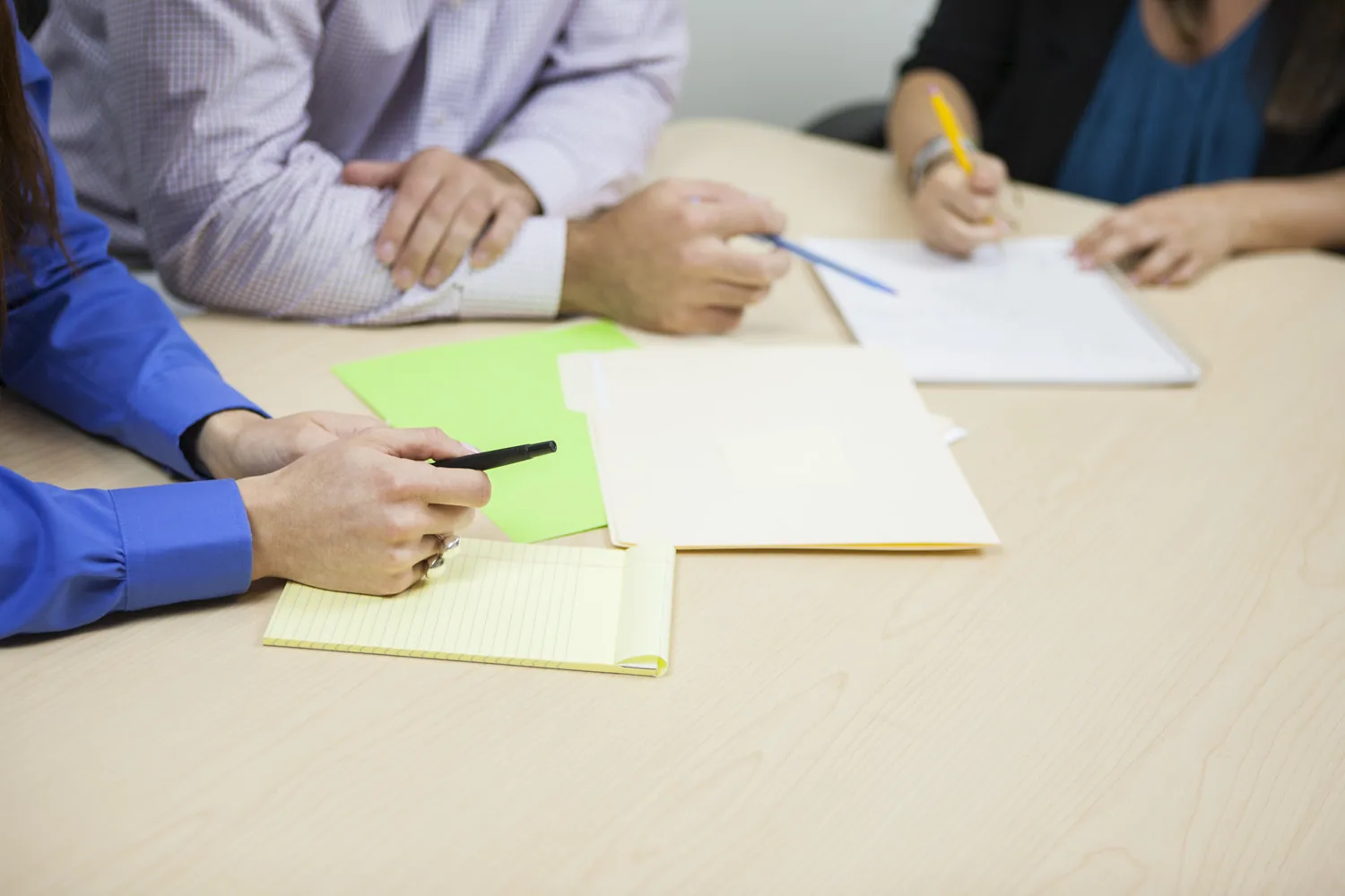 Un revisor marca correcciones en pruebas de página impresas