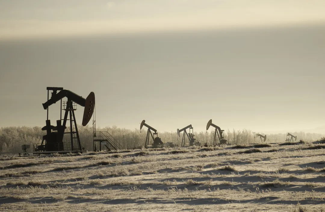 Bombas de varilla operando en un campo petrolero al amanecer