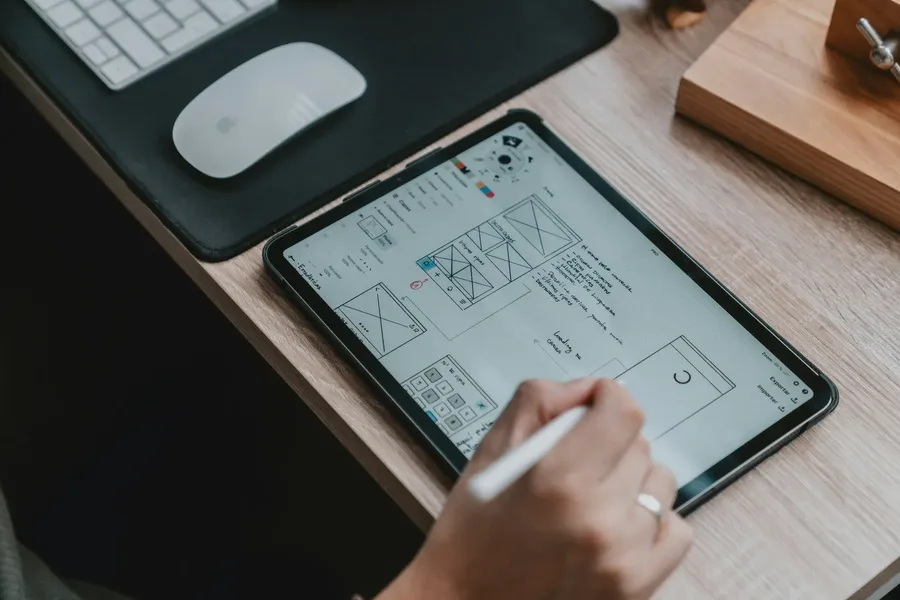 Un ingeniero hace anotaciones en un plano técnico en una tableta