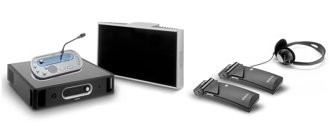 Un sistema Bosch Integrus completo: transmisor infrarrojo con pupitre de intérprete, panel radiador, receptores de bolsillo y audífonos