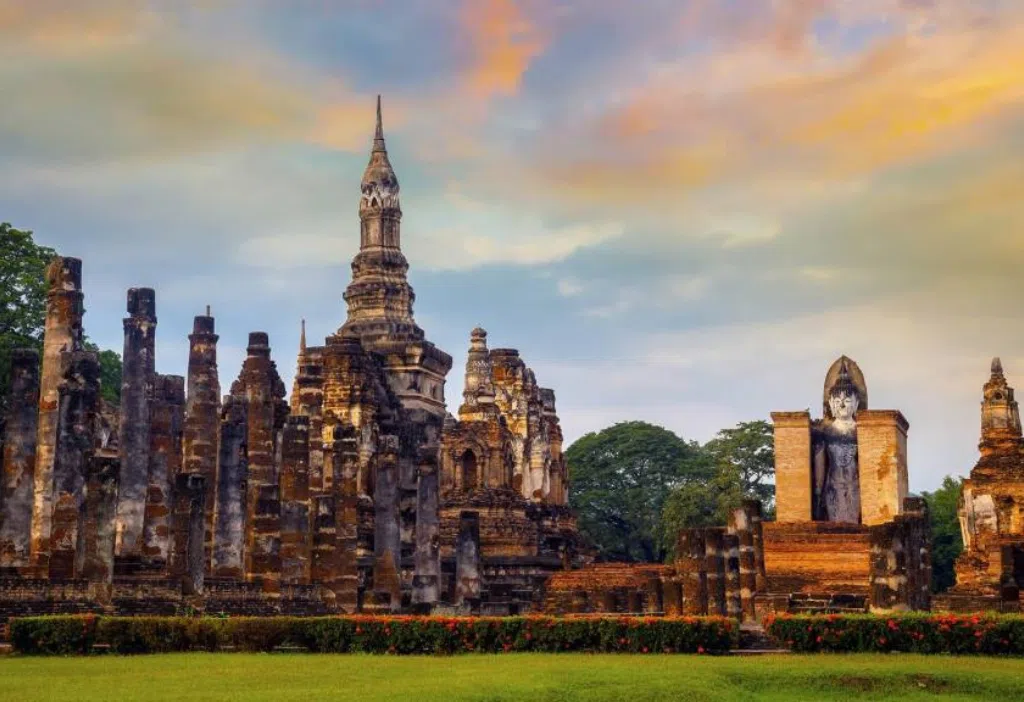 Ruinas de templos en el Parque Histórico de Sukhothai, Tailandia, al atardecer