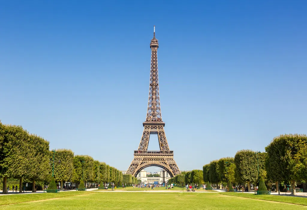 La Torre Eiffel vista desde el Campo de Marte, París