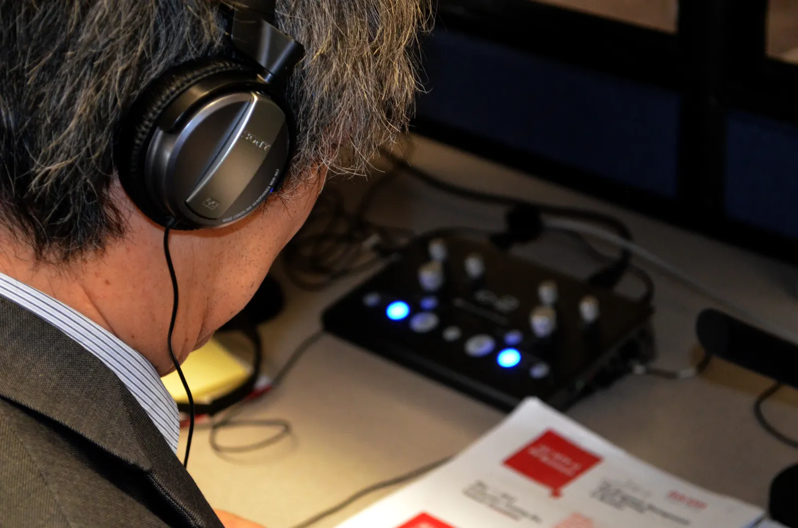 Un intérprete trabajando en una consola remota